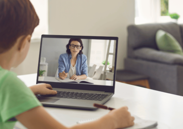 dijital eğitim alan çocuk