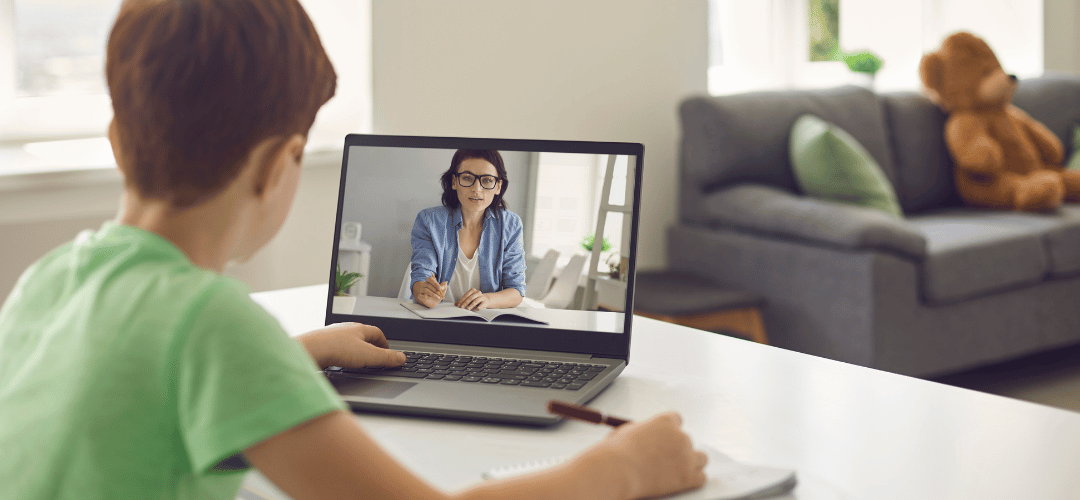 dijital eğitim alan çocuk